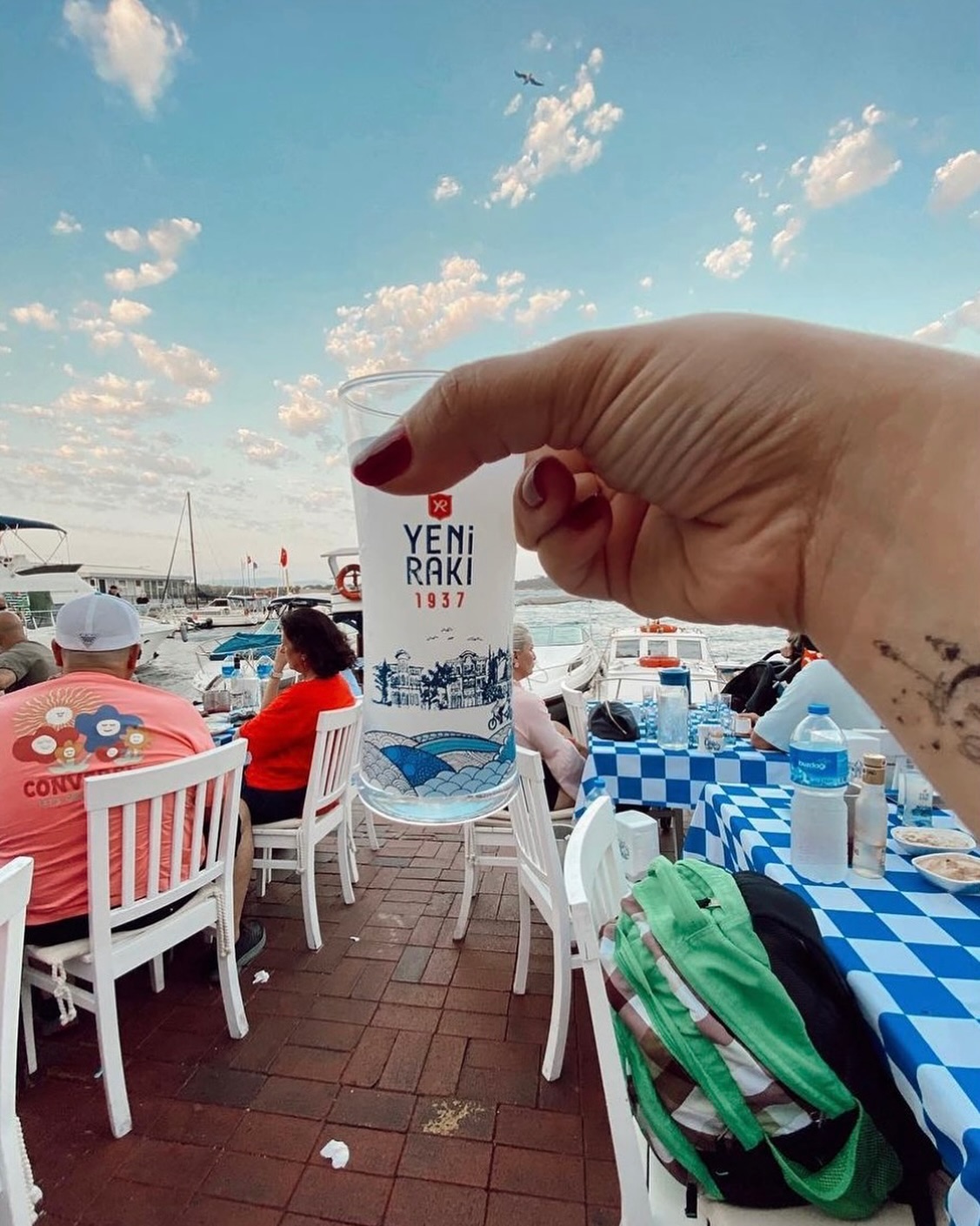 Rakı ve ada manzarası